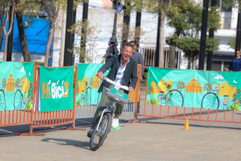 El Gobernador de Jalisco, Pablo Lemus, usando una de las nuevas unidades de MiBici. EL INFORMADOR/A. Navarro