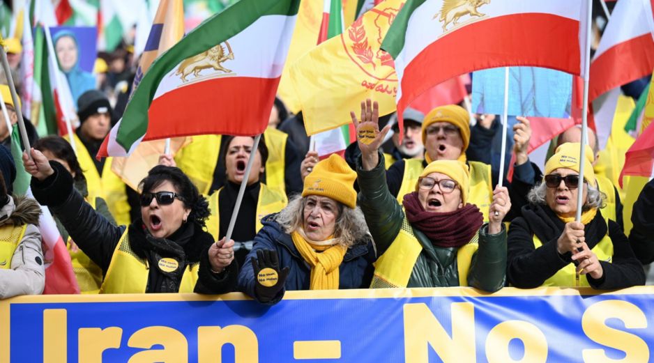 La personas convocadas por el Consejo Nacional de la Resistencia de Irán (CNRI), una de las principales organizaciones opositoras desde el exilio, mostraron su solidaridad con las víctimas de la represión de las protestas que se sucedieron en enero en las calles del país persa. EFE/ F. FAROOQU