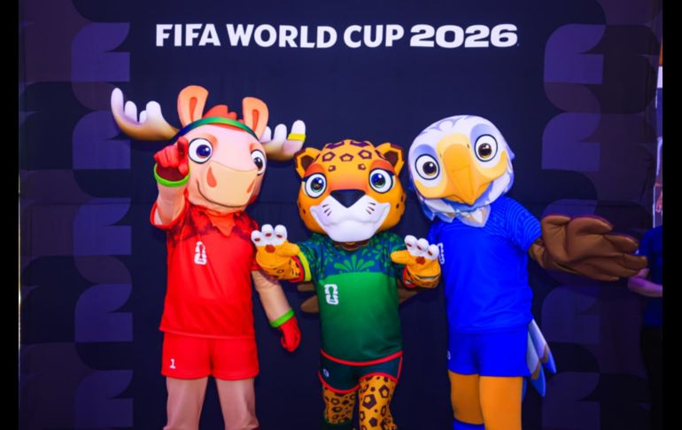 Este viernes exjugadores como Jonny Magallón, Pável Pardo y Mario Méndez, junto al medallista olímpico y embajador de Guadalajara para el Mundial, Iván García, convivieron con aficionados en un centro comercial de Avenida Patria. EL INFORMADOR / J. Acosta