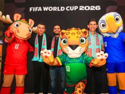 Este viernes exjugadores como Jonny Magallón, Pável Pardo y Mario Méndez, junto al medallista olímpico y embajador de Guadalajara para el Mundial, Iván García, convivieron con aficionados en un centro comercial de Avenida Patria. EL INFORMADOR / J. Acosta