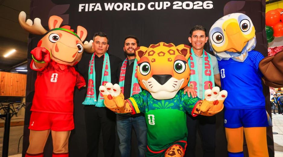 Este viernes exjugadores como Jonny Magallón, Pável Pardo y Mario Méndez, junto al medallista olímpico y embajador de Guadalajara para el Mundial, Iván García, convivieron con aficionados en un centro comercial de Avenida Patria. EL INFORMADOR / J. Acosta