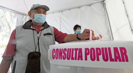 Un ciudadano deposita su voto en una urna durante un ejercicio de participación ciudadana. EL INFORMADOR/Archivo