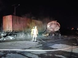 Se atendió incendio de un tractocamión con un contenedor sin carga y una pipa con capacidad de 40 mil  litros completamente vacía, un lesionado en estado leve. ESPECIAL