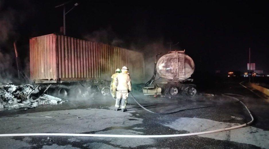 Se atendió incendio de un tractocamión con un contenedor sin carga y una pipa con capacidad de 40 mil  litros completamente vacía, un lesionado en estado leve. ESPECIAL