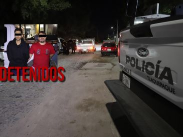 A los detenidos se les aseguraron dos réplicas de arma tipo escuadra, ambas de balines, así como el vehículo en el que se trasladaban. ESPECIAL