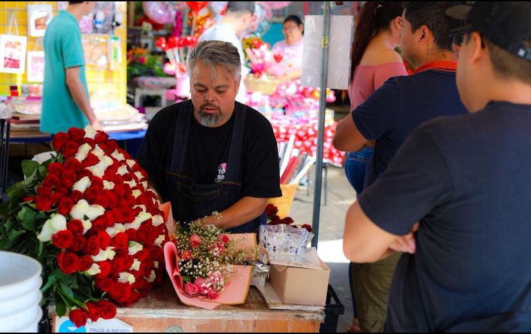 Los comerciantes de flores aprovecharon para impulsar sus ventas en esta fecha tradicional. EL INFORMADOR / A. Navarro
