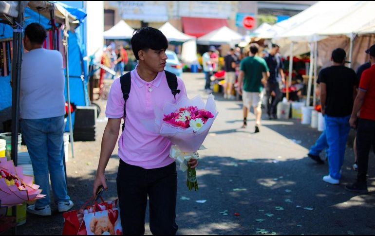Jóvenes acudieron a comprar flores en el Mercado de las Flores en el marco del Día de San Valentín. EL INFORMADOR / A. Navarro