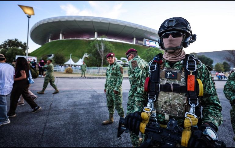 Entre camisetas rojiblancas y azulcremas, los aficionados se acercaron para conocer de cerca parte del equipo y las labores que realiza la institución. EL INFORMADOR/ A. NAVARRO.