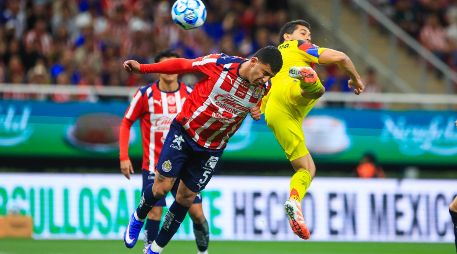 Henry Martin disputa la pelota con Bryan González ayer, durante el juego Chivas vs. América. EL INFORMADOR/J. Acosta