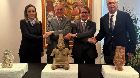  Se trata de una figura femenina de barro modelado, de 43 centímetros de altura, con superficie pulida y detalles al pastillaje e incisiones. CORTESÍA/ Secretaría de Relaciones Exteriores