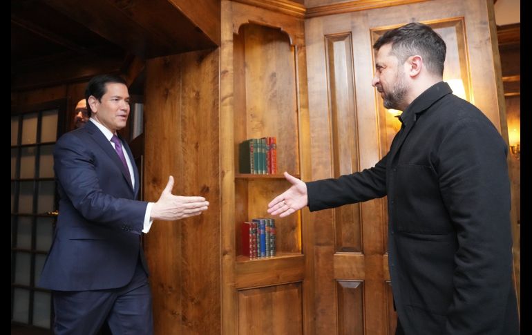 El secretario de Estado de Estados Unidos, Marco Rubio (i) saluda al presidente ucraniano Volodímir Zelenski (d). EFE/X @secrubio