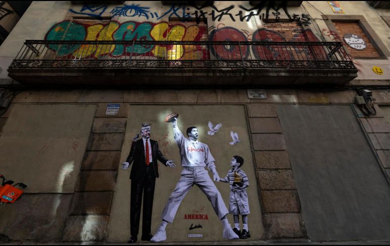 Grafiti del artista Alberto León para reivindicar la paz en Barcelona, España mostrando a Bad Bunny y Donald Trump. EFE/ M. Perez