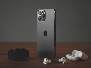 La llegada del iPhone 17e representaría la consolidación de una estrategia de Apple para ofrecer dispositivos con diseño moderno. UNSPLASH / D. BRENDEL