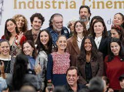 La Presidenta Claudia Sheinbaum y la actriz Salma Hayek, durante el anuncio de la nueva ley. EFE