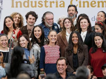 La Presidenta Claudia Sheinbaum y la actriz Salma Hayek, durante el anuncio de la nueva ley. EFE