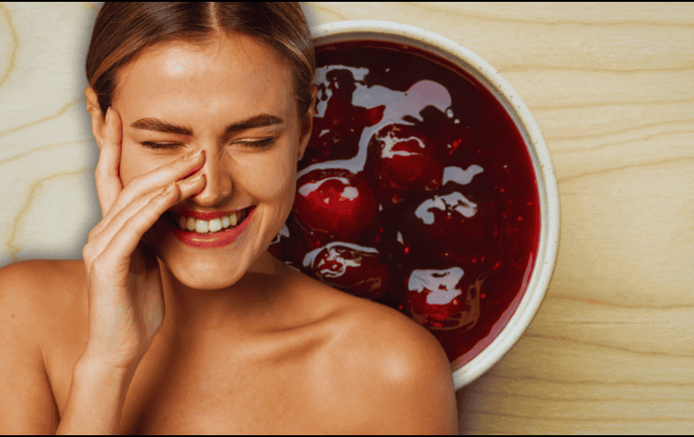Ya sea como un snack saludable, en jugos naturales o incluso en mascarillas faciales caseras, las cerezas pueden integrarse fácilmente en tu rutina diaria. ESPECIAL / CANVA