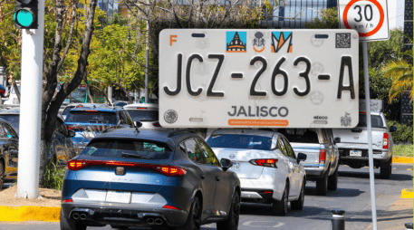 Quienes no realizaron el pago de su refrendo vehicular en 2025 y que estén obligados a sustituirlas, deberán cubrir en 2026 el costo de la dotación de placas. EL INFORMADOR/ARCHIVO