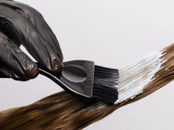 El uso frecuente de tintes capilares puede provocar daños acumulativos en la estructura del cabello. CANVA