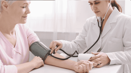 Es importante señalar que estos cambios son fisiológicos. No obstante, fluctuaciones excesivas o elevaciones constantes pueden indicar hipertensión u otros problemas de salud. CANVA