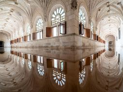 Ante la inundación la comunidad agustina del Monasterio de la Vid y los bomberos procedieron a bombear el agua de los claustros. EFE/P. Santamaría