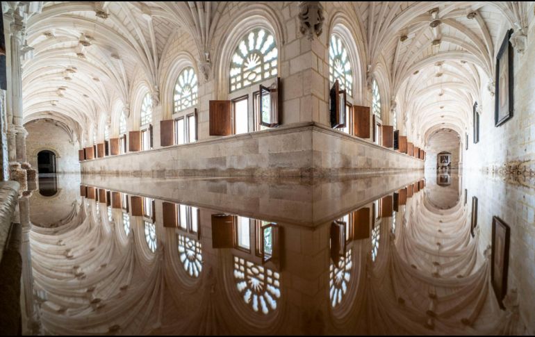 Ante la inundación la comunidad agustina del Monasterio de la Vid y los bomberos procedieron a bombear el agua de los claustros. EFE/P. Santamaría