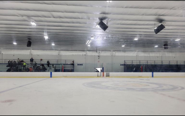 Fotografía tomada a traves de rastreo de redes de personas atendiendo heridos en la pista de hielo en Pawtucket, en Rhode Island, noreste de Estados Unidos. EFE/ ESPECIAL