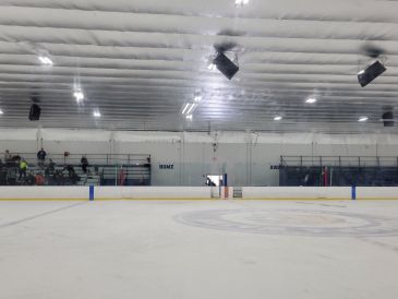 Fotografía tomada a traves de rastreo de redes de personas atendiendo heridos en la pista de hielo en Pawtucket, en Rhode Island, noreste de Estados Unidos. EFE/ ESPECIAL
