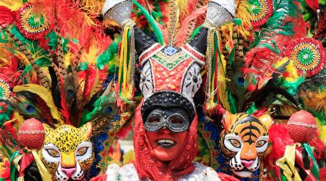 Los grupos de bailarines y músicos transformaron la calle en un río de magia y colorido que reunió el talento y la creatividad de las comparsas. EFE/R. Maldonado