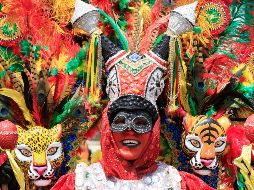 Los grupos de bailarines y músicos transformaron la calle en un río de magia y colorido que reunió el talento y la creatividad de las comparsas. EFE/R. Maldonado