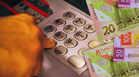 Miles de trabajadores recurren a sus ahorros para el retiro ante la falta de empleo, comprometiendo su pensión futura para solventar gastos inmediatos. ESPECIAL