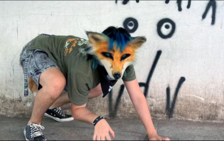 Las personas pertenecientes a esta comunidad, a menudo practican quadrobics, que consiste en realizar movimientos, saltos y carreras imitando el andar cuadrúpedo de los animales. ESPECIAL