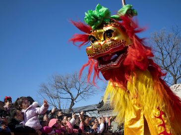 BEIJING (China), 17/02/2026.- Attendees look at performers taking part in a lion dance at the Dongyue Temple on the day of the Chinese Lunar New Year in Beijing, China, 17 February 2026. The Chinese New Year, also known as Lunar New Year, begins on 17 February, ushering in the Year of the Fire Horse with festivities running during the Spring Festival until the Lantern Festival on 03 March. EFE/EPA/ANDRES MARTINEZ CASARES