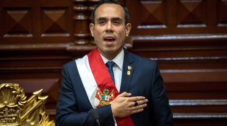 Jose Jerí canta el himno nacional tras ser juramentado como presidente interino en Lima, Perú, en una imagen del pasado mes de octubre. AP / ARCHIVO