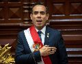 Jose Jerí canta el himno nacional tras ser juramentado como presidente interino en Lima, Perú, en una imagen del pasado mes de octubre. AP / ARCHIVO