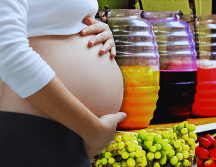 Las mujeres embarazadas deben tener especial cuidado en los alimentos y bebidas que consumen porque podría afectar la gestación de su bebé. ESPECIAL / CANVA