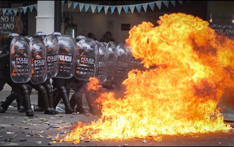 La protesta realizada el pasado miércoles frente al Congreso contra la reforma laboral terminó en una batalla campal. EFE/J. Roncoroni