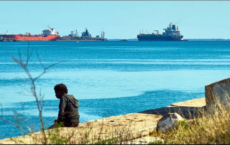 Dos barcos de la Armada de México cargados con alimentos y productos de aseo atracaron el jueves en el Puerto de La Habana. EFE