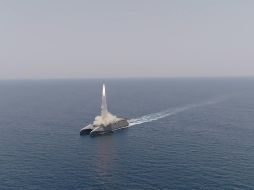 Irán cerró ayer el estrecho de Ormuz, clave en el suministro de petróleo mundial, para realizar ejercicios navales, lo que fue interpretado como una demostración de fuerza. EFE/Sepah News