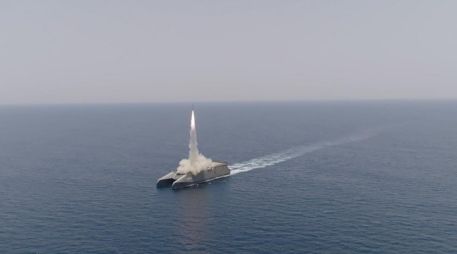 Irán cerró ayer el estrecho de Ormuz, clave en el suministro de petróleo mundial, para realizar ejercicios navales, lo que fue interpretado como una demostración de fuerza. EFE/Sepah News