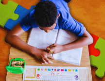 Los niños con Síndrome de Asperger suelen tener una inteligencia alta y no presentan retrasos en el habla. ESPECIAL / CANVA