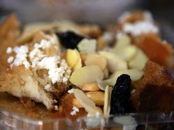 La capirotada, que se elabora con pan, piloncillo, semillas, queso y otros ingredientes dependiendo de la región, a menudo genera cuestionamientos acerca de si es sano o no consumirlo. EL INFORMADOR / ARCHIVO