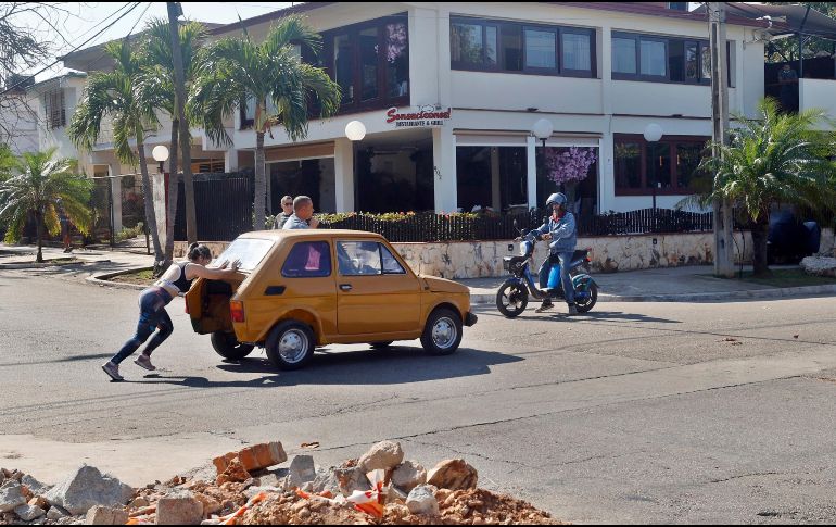 Una mujer empuja un vehículo este martes, en La Habana (Cuba). La posibilidad de un diálogo entre Washington y La Habana que permita una desescalada ha vuelto a abrirse paso con las últimas declaraciones de la administración Trump, EFE/ E. Mastrascusa