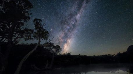 El núcleo galáctico no es visible todo el año, ya que su posición cambia según la latitud y la estación. CANVA