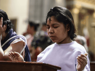 ¿Se puede recibir la ceniza fuera de la iglesia durante el Miércoles de Ceniza? SUN / ARCHIVO