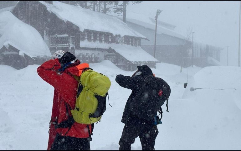 Fotografía cedida por el Departamento del Alguacil del condado de Nevada que muestra a integrantes del equipo de rescate de esquí en California. EFE/ Departamento del Alguacil del Condado de Nevada