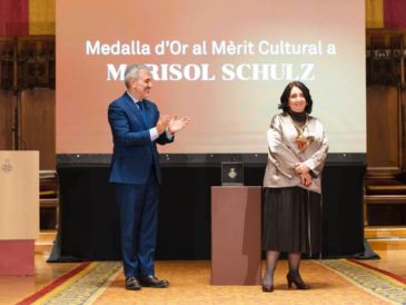 Marisol Schulz fue distinguida con la Medalla de Oro al Mérito Cultural de Barcelona por su trayectoria editorial. CORTESÍA
