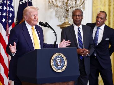 Trump se defendió de acusaciones por racismo poniendo como ejemplo su relación con figuras afroamericanas como el boxeador Mike Tyson. EFE/J. Scalzo