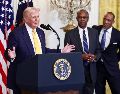 Trump se defendió de acusaciones por racismo poniendo como ejemplo su relación con figuras afroamericanas como el boxeador Mike Tyson. EFE/J. Scalzo
