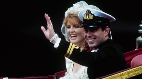 El príncipe británico Andrés, junto con su esposa Sarah, saluda desde su carruaje tirado por caballos al salir de la Abadía de Westminster tras su boda en Londres, el 23 de julio de 1986. AP/D. Caulkin
