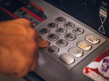 Usualmente, las personas necesitan retirar dinero de un cajero, para pagar de emergencia y en efectivo alguna cuenta. ESPECIAL / CANVA